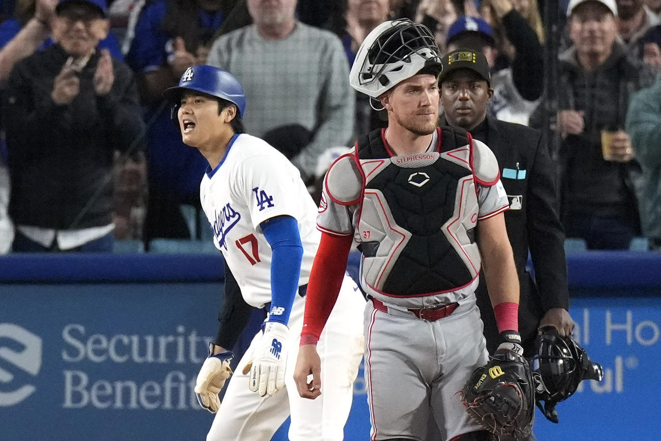 ドジャース対レッズ　7回裏ドジャース、勝ち越しの生還を果たす大谷翔平。中央はレッズの捕手ステフェンソン、後方はマラキ・ムーア球審（AP）