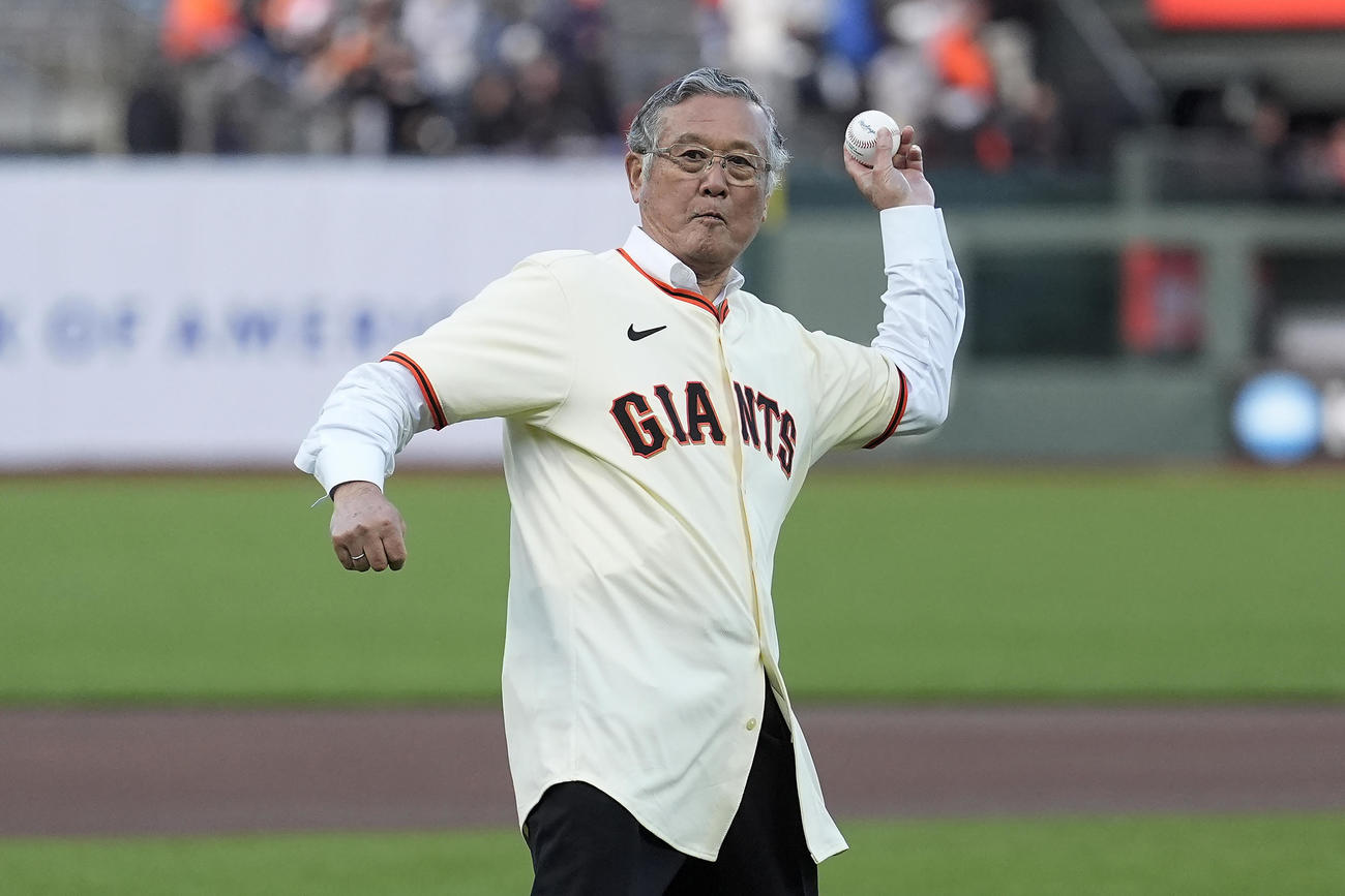 始球式を務めた村上雅則氏（AP）