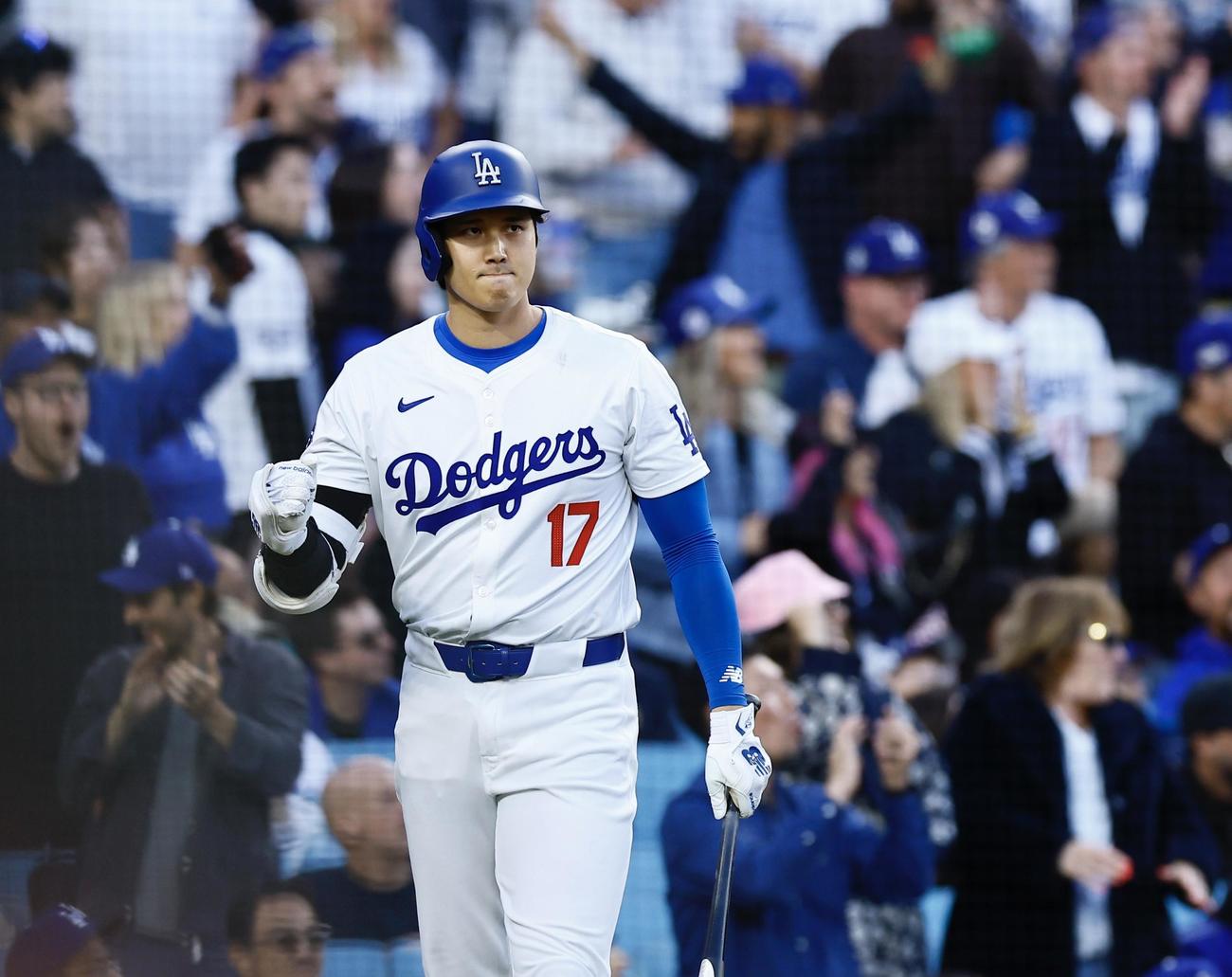 ドジャース対レッズ　1回裏ドジャース無死、ベッツの先頭打者本塁打にガッツポーズする大谷（撮影・藤尾明華）
