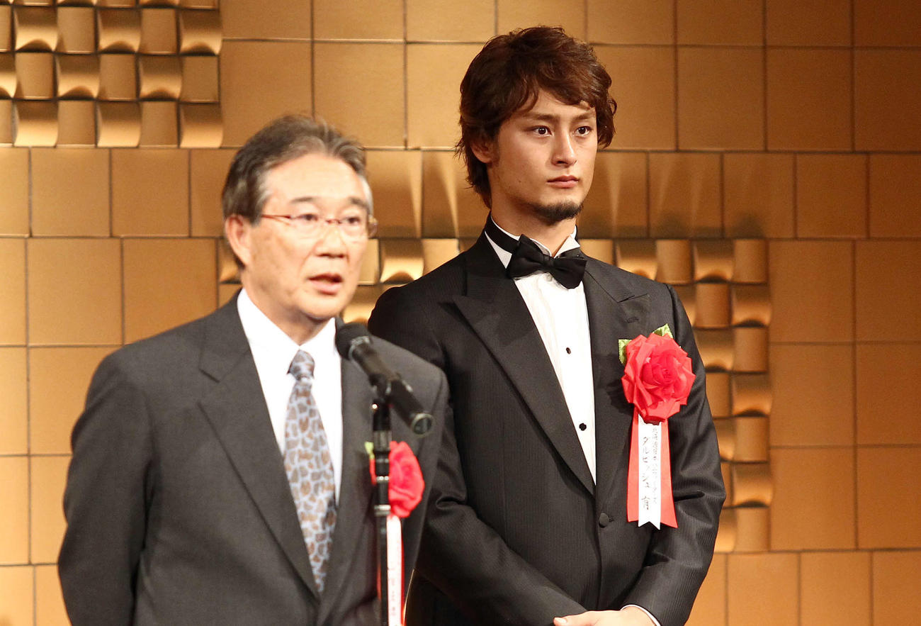 ゴールデンスピリット賞　ダルビッシュ有と日本ハム山田正雄GM（2010年11月25日撮影）