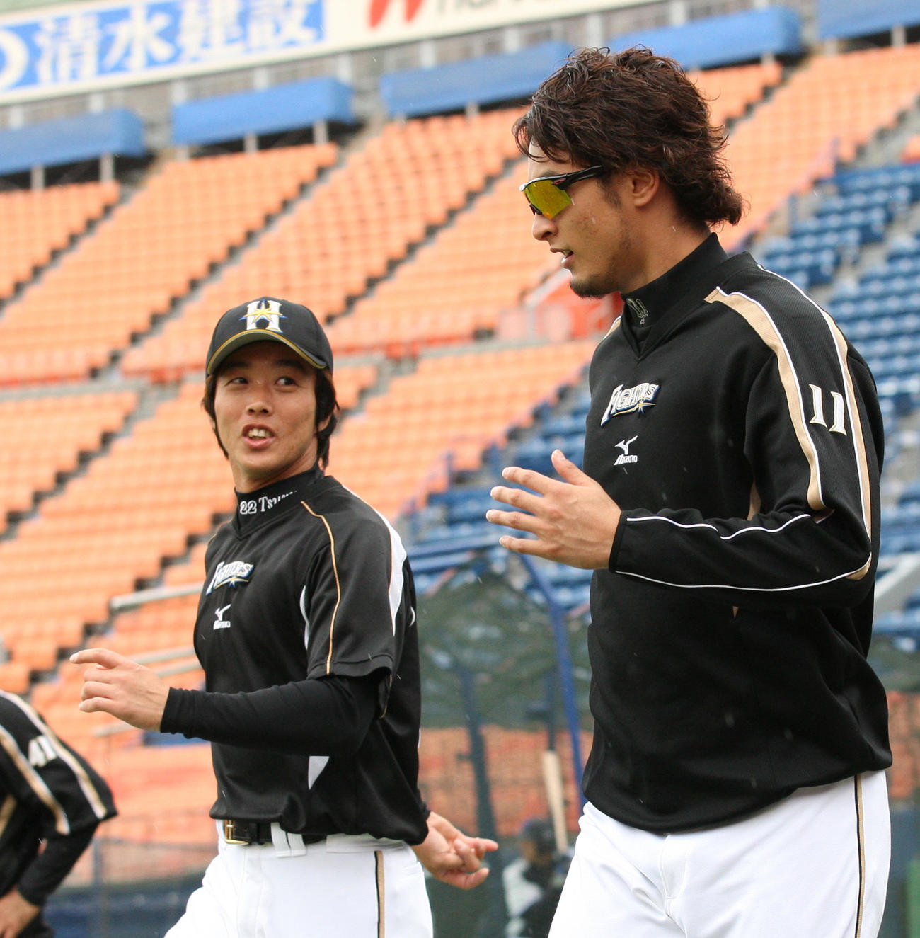 横浜対日本ハム　けがから復帰した日本ハム鶴岡（左）はダルビッシュと談笑する（2011年5月23日撮影）