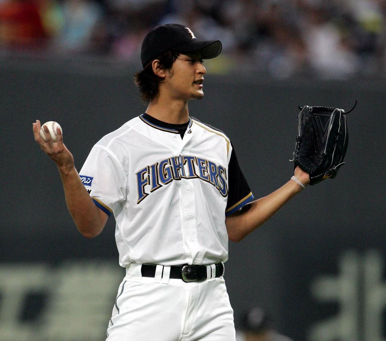 日本ハム対オリックス　7回表オリックス1死、ローズに対するサインが鶴岡と合わず声を荒らげるダルビッシュ（2007年8月22日撮影）