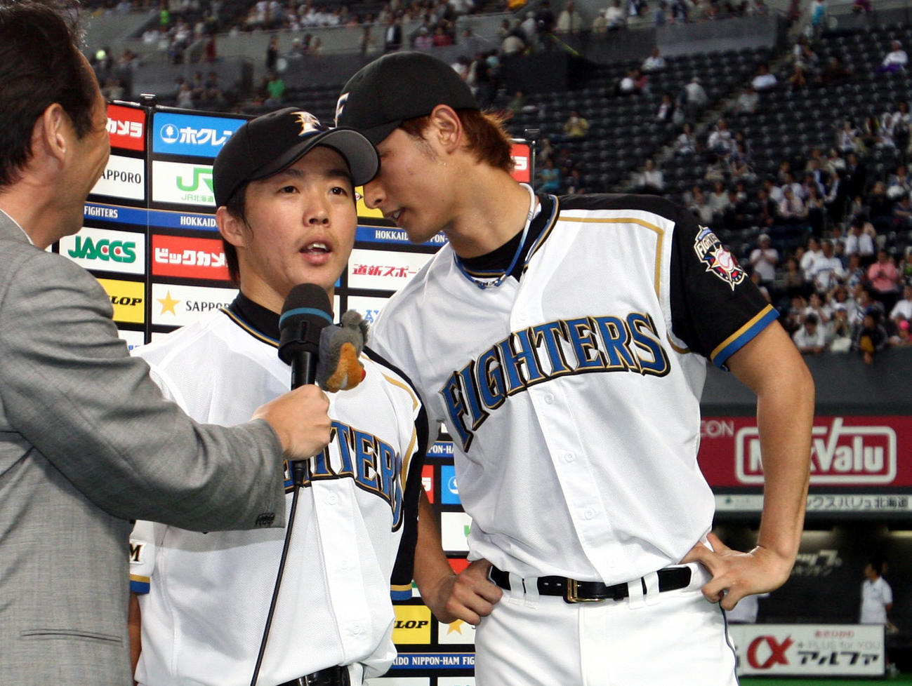 日本ハム対ロッテ　お立ち台で鶴岡慎也（左）の耳元で何かをささやくダルビッシュ有（2009年7月22日撮影）