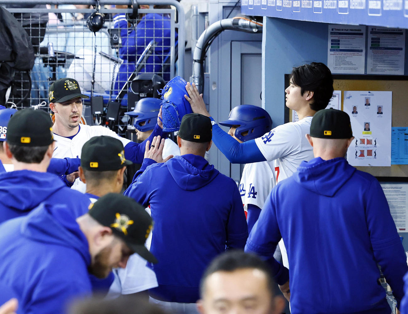 ドジャース対レッズ　6回を終えビューラー（奥左）を出迎えるドジャース大谷（右から2人目）（撮影・藤尾明華）