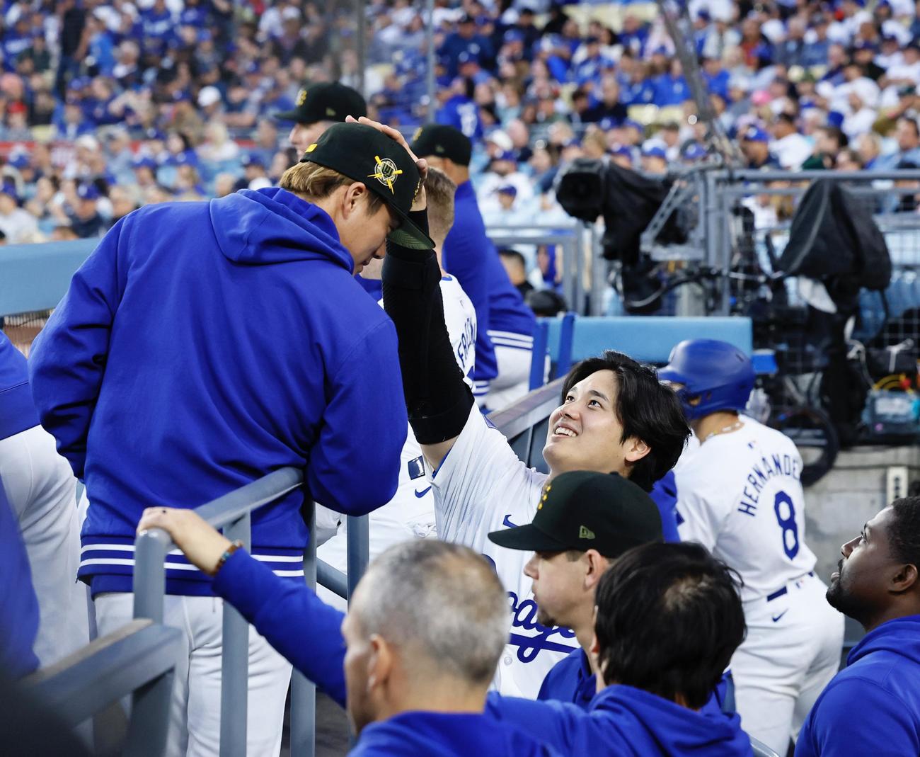 ドジャース対レッズ　6回、ベンチでドジャース山本（左）の頭を触る大谷（撮影・藤尾明華）
