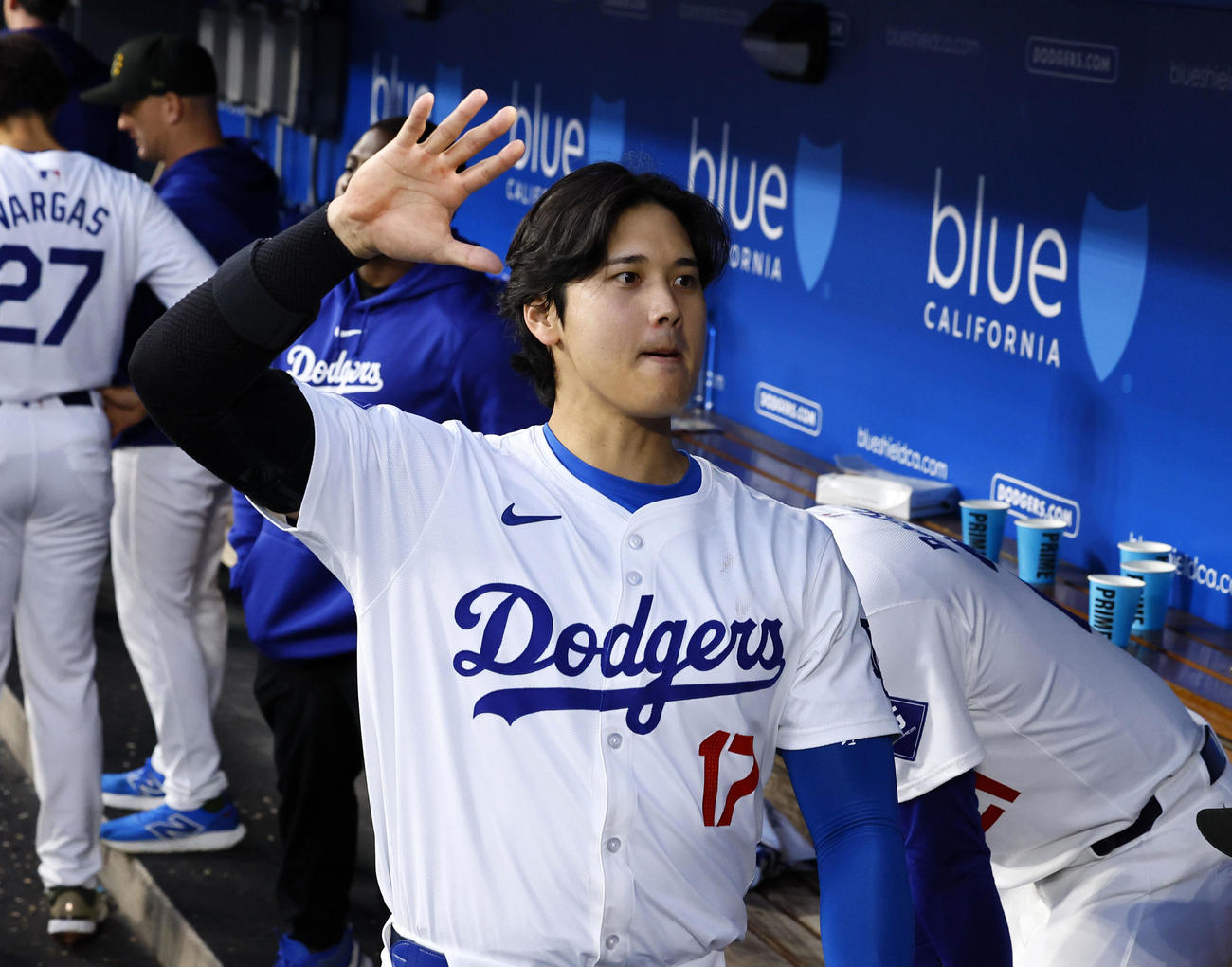 ドジャース対レッズ　6回、ベンチでナインとハイタッチするドジャース大谷（撮影・藤尾明華）