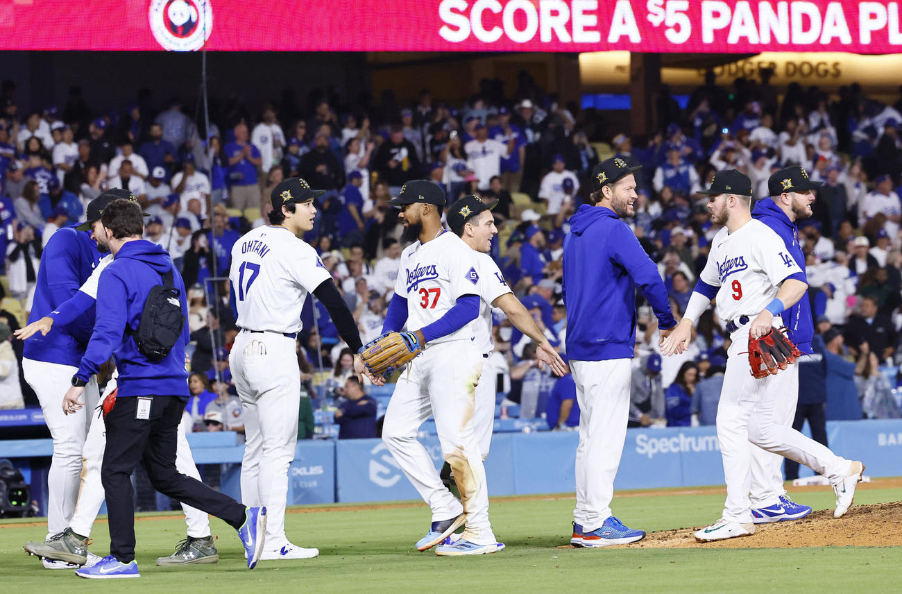 ドジャース対レッズ　レッズに勝利し、タッチを交わすドジャース大谷（左から3人目）（撮影・藤尾明華）