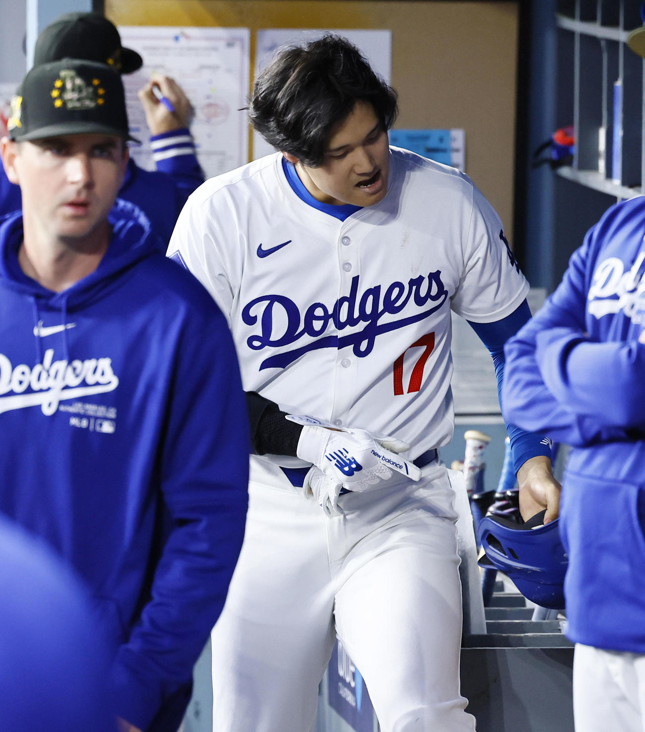 ドジャース対レッズ　7回裏ドジャース2死、一ゴロに倒れベンチで悔しそうにする大谷（撮影・藤尾明華）