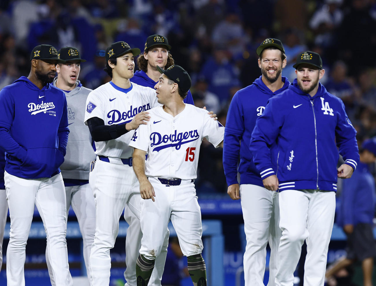 ドジャース対レッズ　レッズに勝利し、笑顔でハイタッチに向かうドジャース大谷（左から3人目）（撮影・藤尾明華）