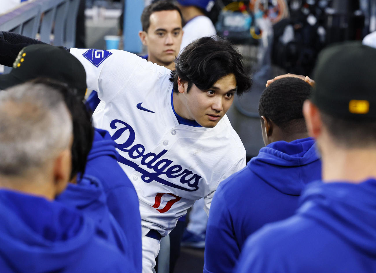 ドジャース対レッズ　6回、ベンチでトラビス・スミス・コンディショニングコーチの頭をのぞき込むドジャース大谷（撮影・藤尾明華）