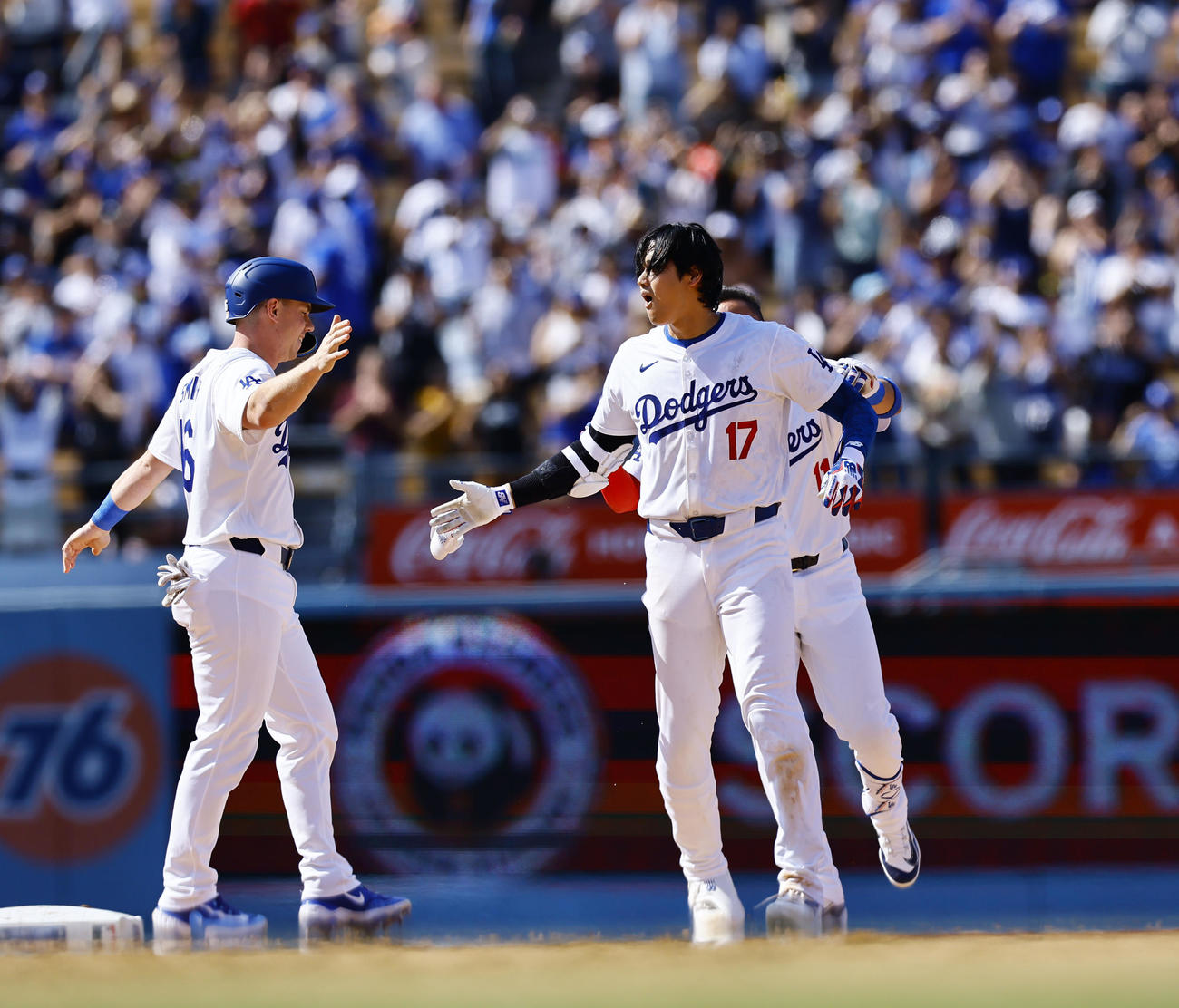 ドジャース対レッズ　10回裏ドジャース2死一、二塁、サヨナラ打を放ち、喜ぶ大谷（右）（撮影・藤尾明華）