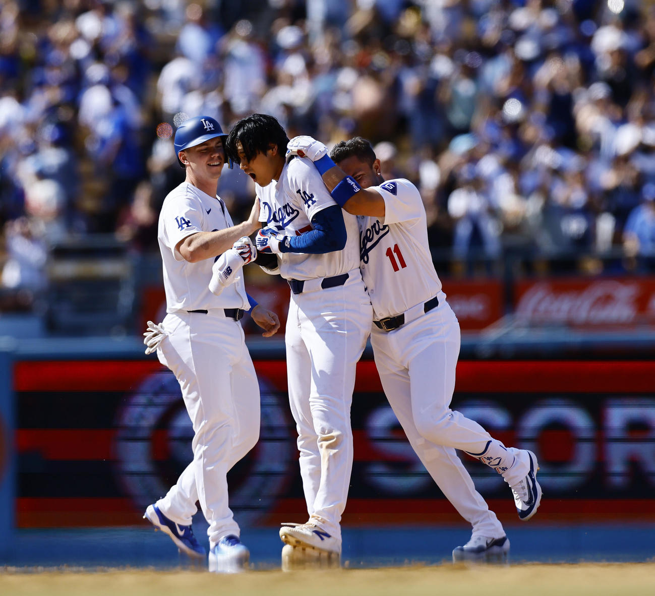 ドジャース対レッズ　10回裏ドジャース2死一、二塁、サヨナラ打を放ち、喜ぶ大谷（中央）（撮影・藤尾明華）