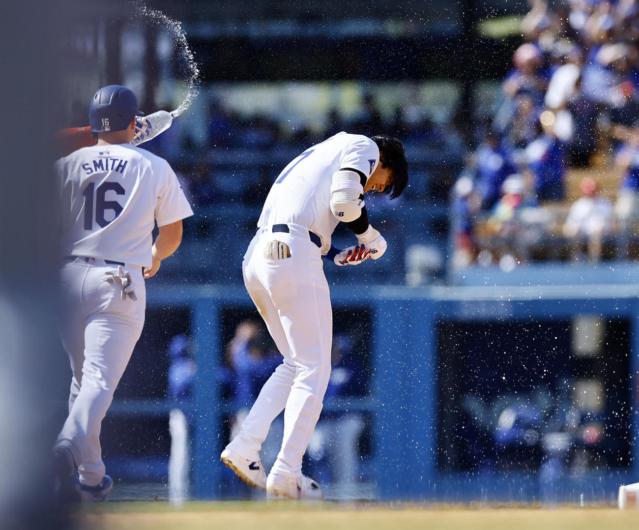 ドジャース対レッズ　10回裏ドジャース2死一、二塁、サヨナラ打を放ち、祝福される大谷（撮影・藤尾明華）