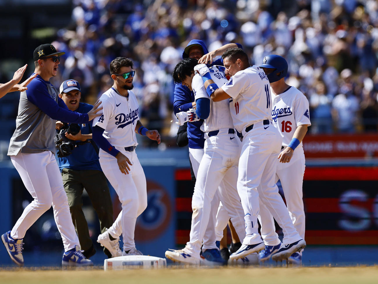 ドジャース対レッズ　10回裏ドジャース2死一、二塁、サヨナラ打を放ち、祝福される大谷（右から3人目）（撮影・藤尾明華）