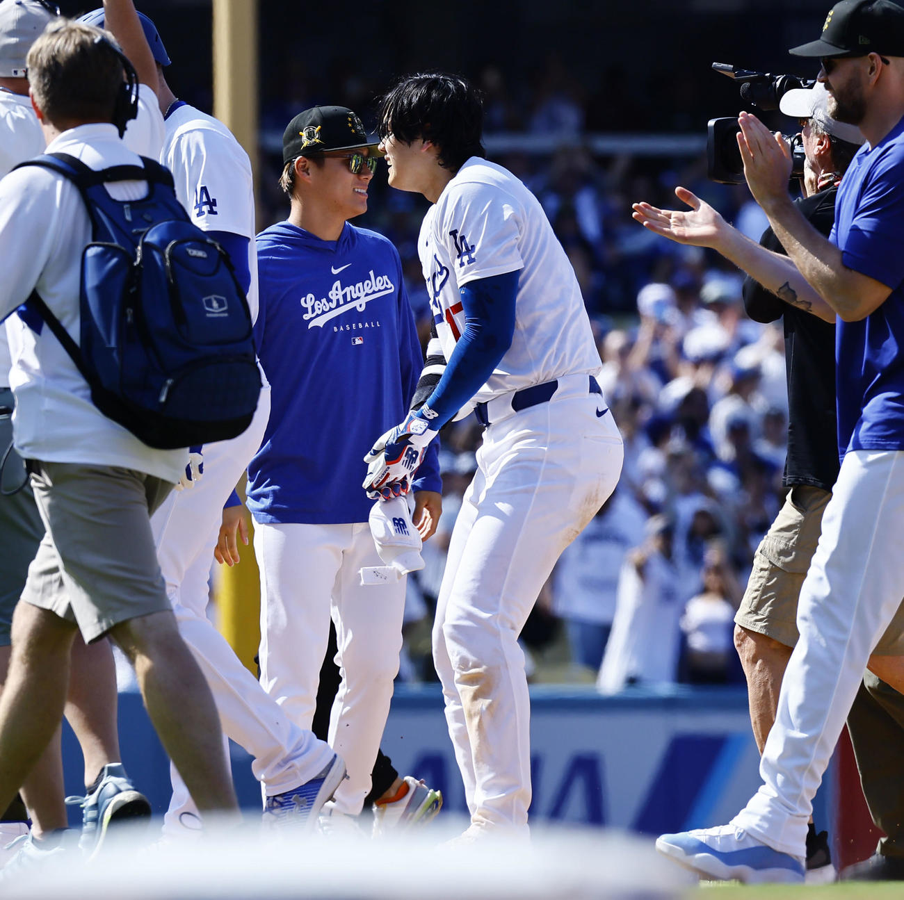 ドジャース対レッズ　10回裏ドジャース2死一、二塁、大谷（中央右）のサヨナラ打に喜ぶ山本（中央左）（撮影・藤尾明華）