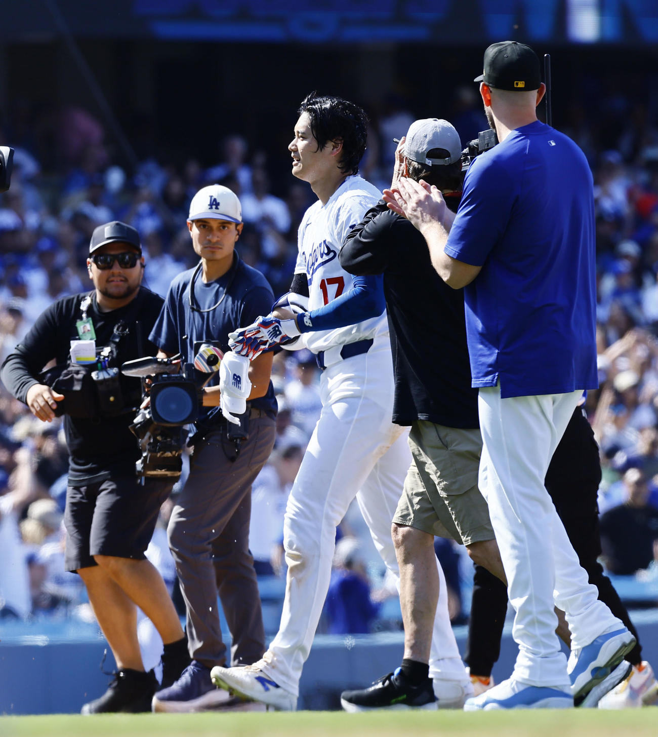ドジャース対レッズ　サヨナラ打を放ち祝福を受けたドジャース大谷（撮影・藤尾明華）