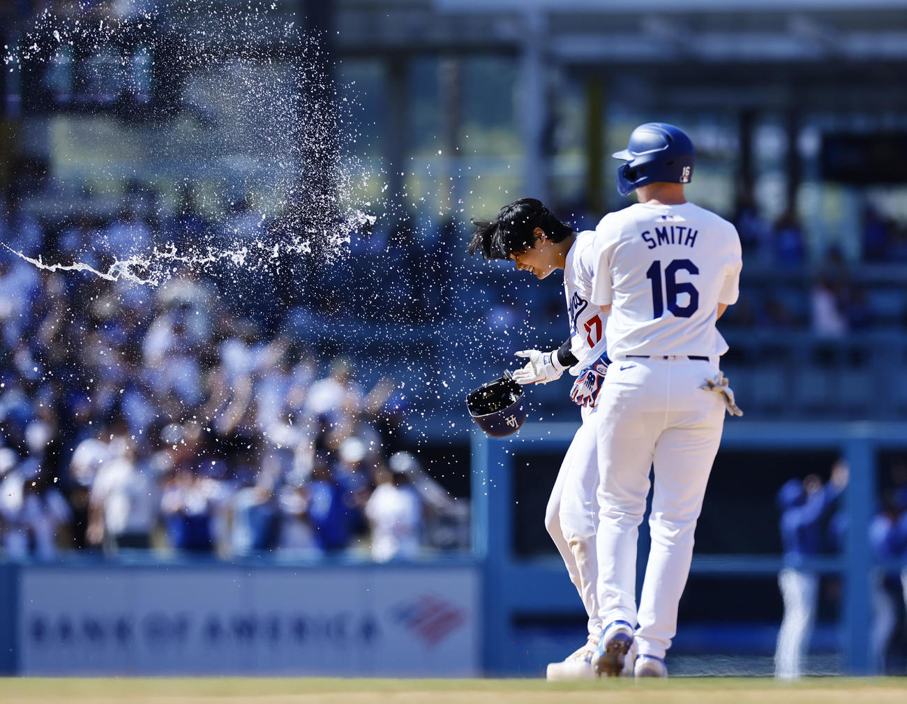 ドジャース対レッズ　10回裏ドジャース2死一、二塁、サヨナラ打を放ち、水をかけられ祝福される大谷（撮影・藤尾明華）