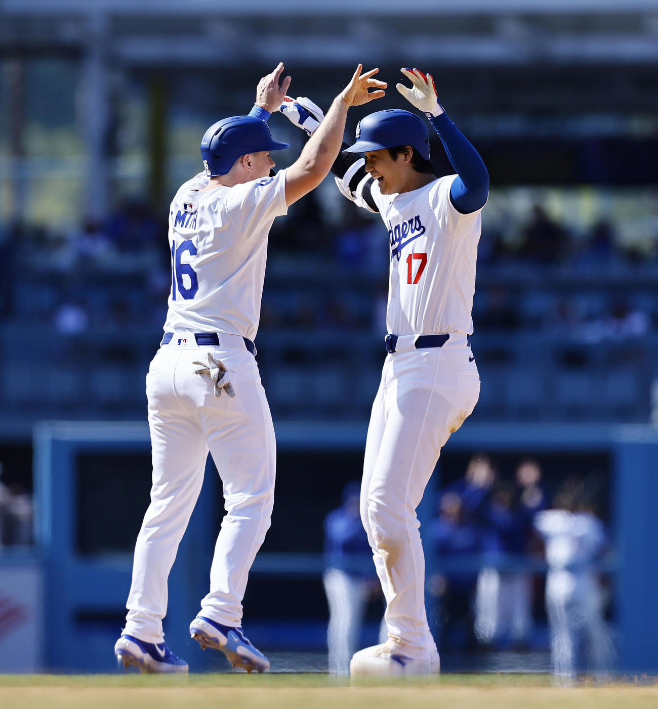 ドジャース対レッズ　10回裏ドジャース2死一、二塁、サヨナラ打を放ち、スミス（左と）喜ぶ大谷（撮影・藤尾明華）