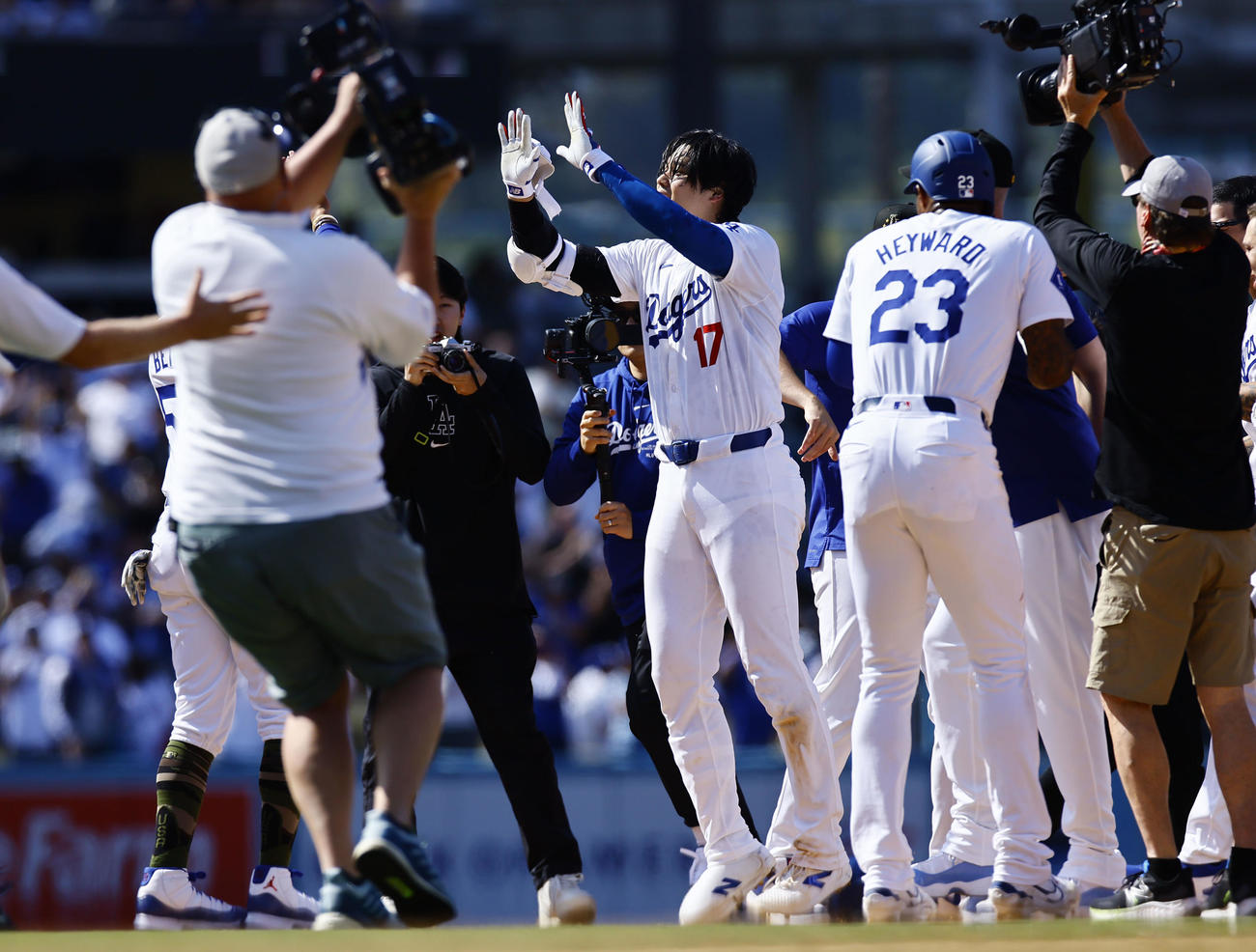 ドジャース対レッズ　10回裏ドジャース2死一、二塁、サヨナラ打を放ち、ベッツとタッチを交わす大谷（撮影・藤尾明華）
