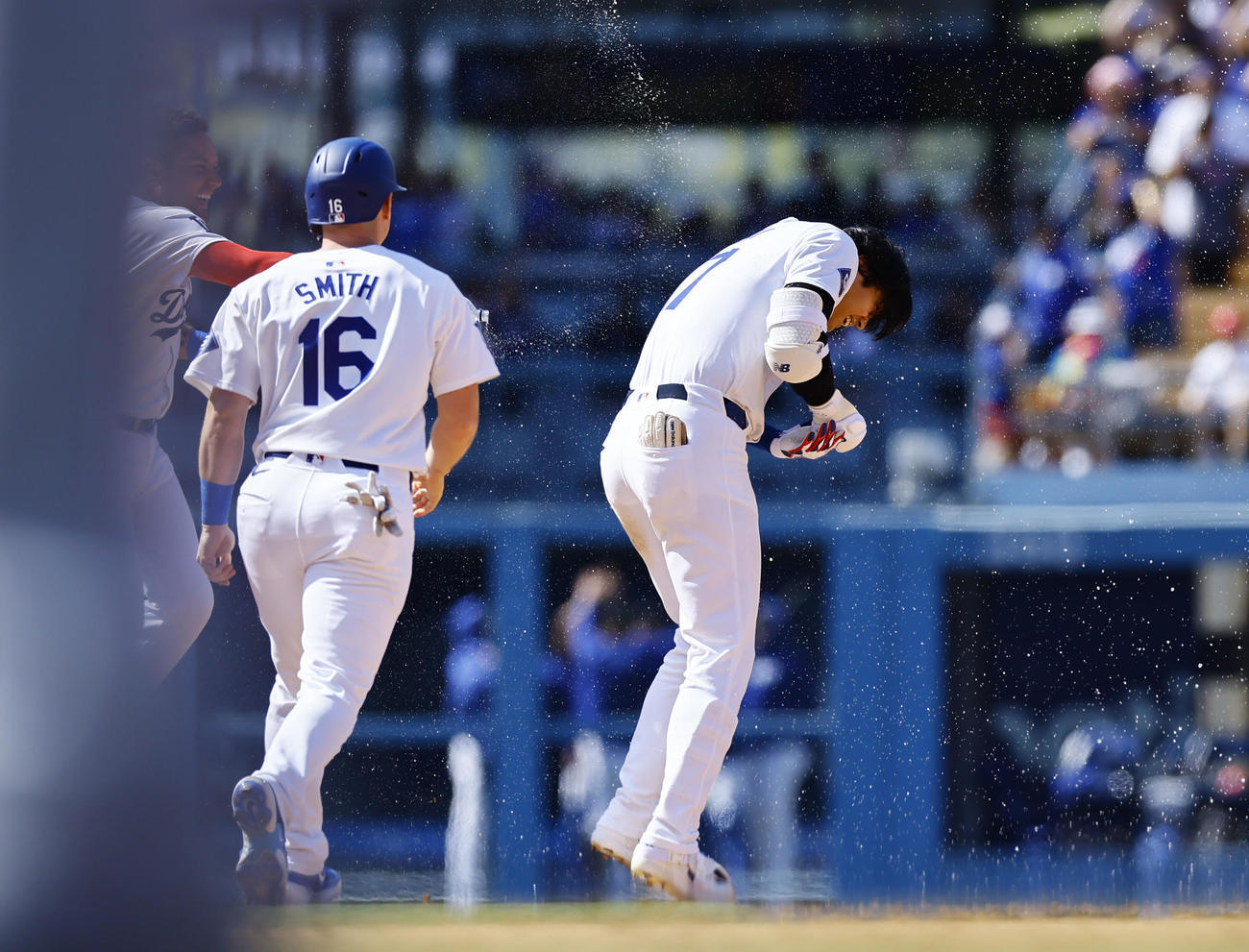 ドジャース対レッズ　10回裏ドジャース2死一、二塁、サヨナラ打を放ち祝福される大谷（撮影・藤尾明華）