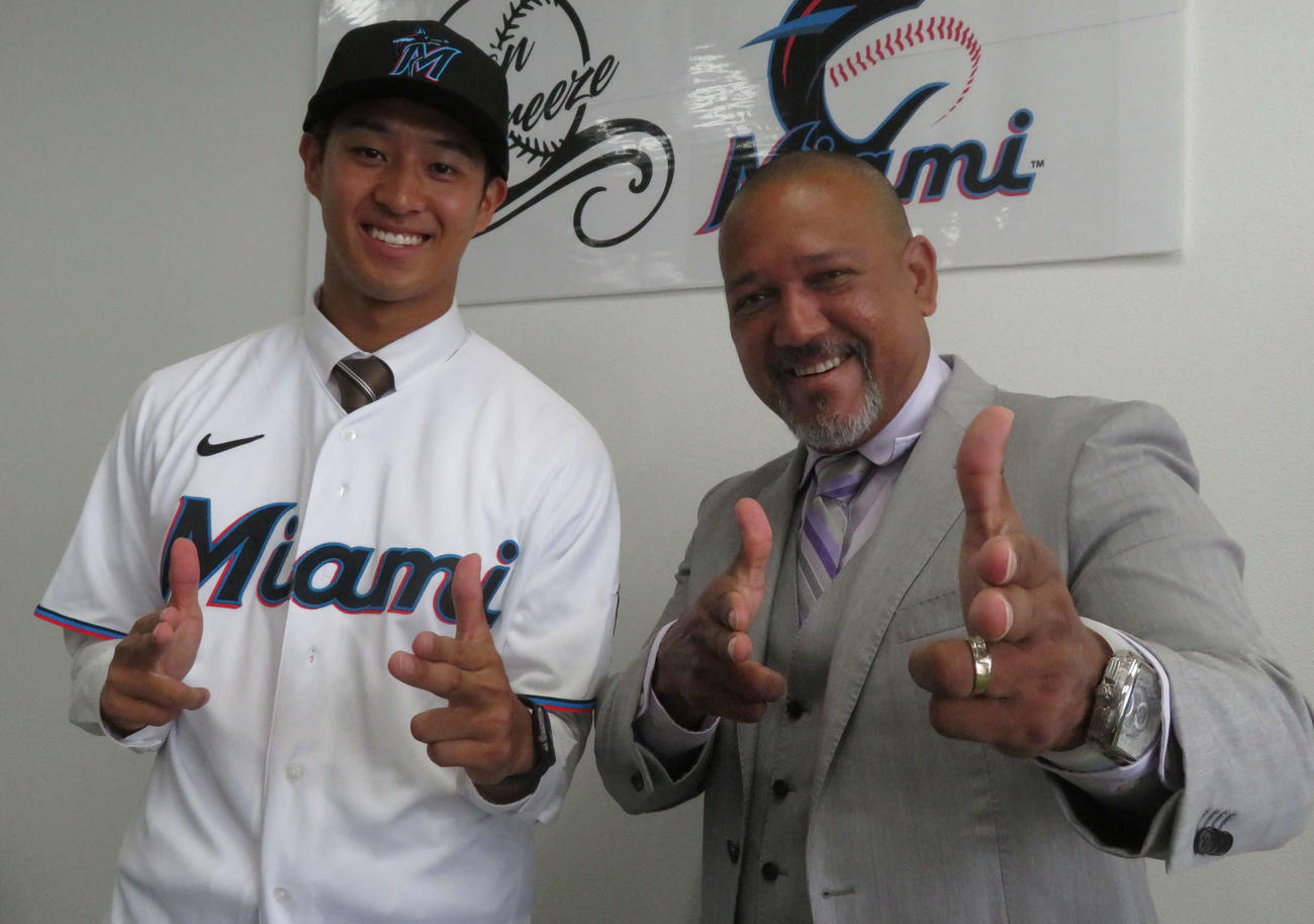 米マーリンズとマイナー契約した中村来生（左）と、アジアンブリーズのラミレスGM（撮影・金子真仁）