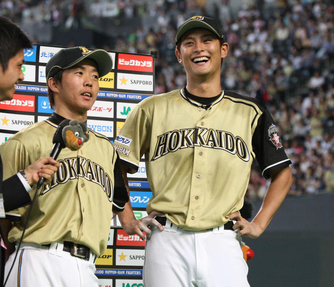 日本ハム時代のダルビッシュ（右）と鶴岡慎也（2010年7月9日撮影）