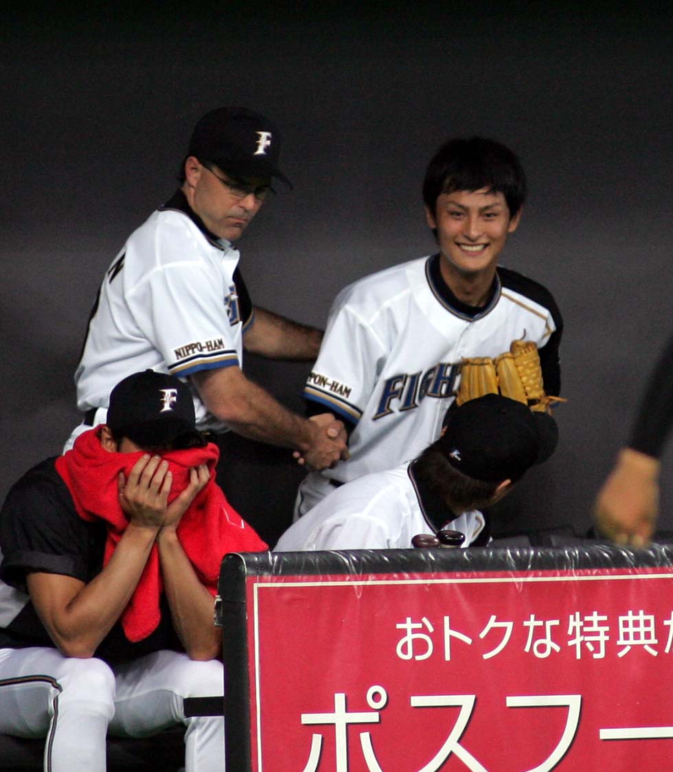 2005年6月15日、日本ハム対広島5回戦　9回途中で降板した日本ハムのダルビッシュ有はトレイ・ヒルマン監督にねぎらわれ笑顔を見せる
