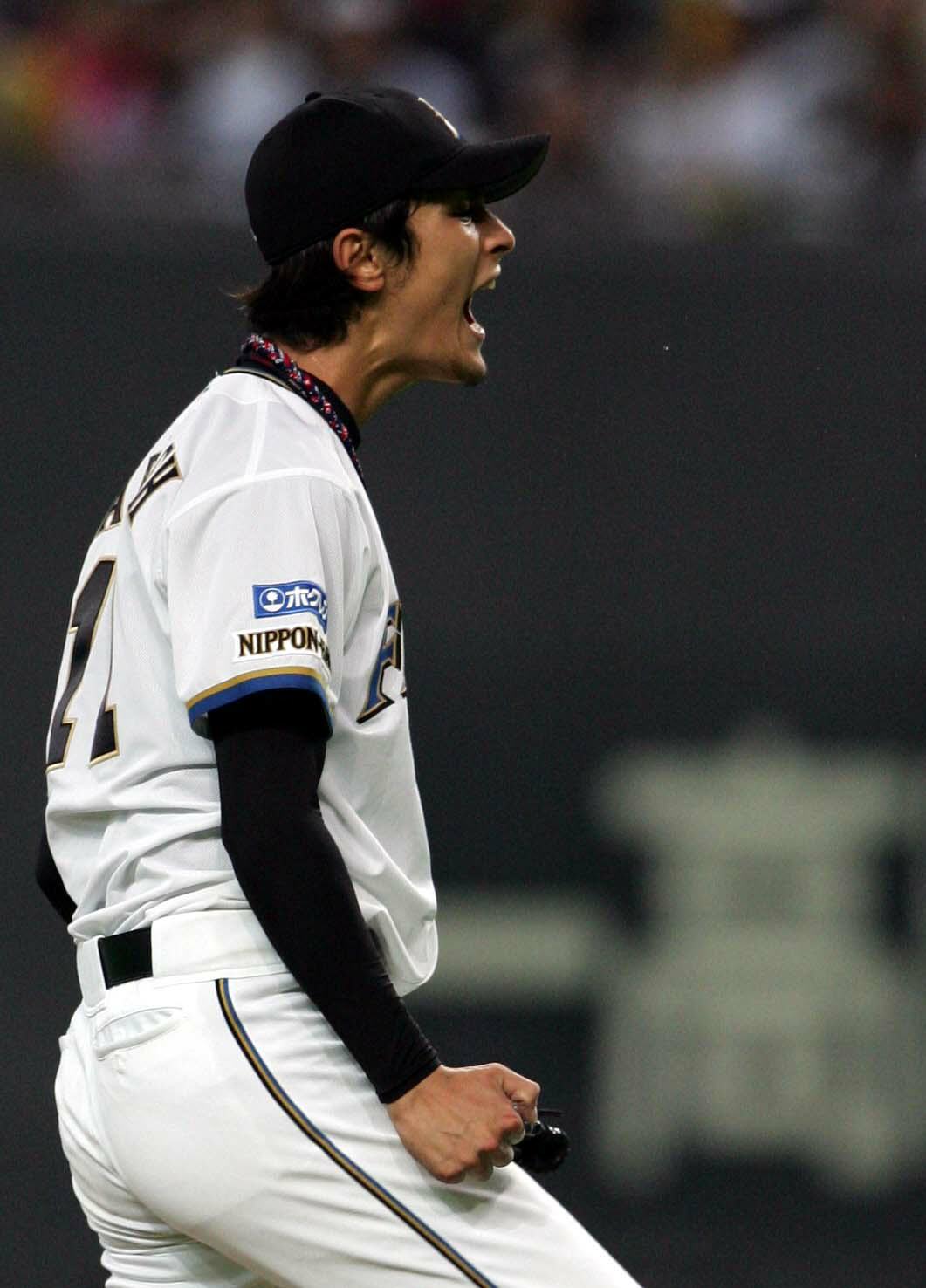 06年6月6日、阪神戦で三振を奪い雄たけびを上げるダルビッシュ