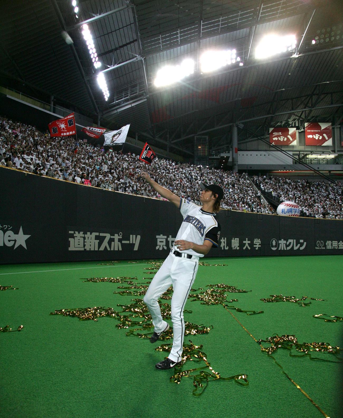 日本ハム対ロッテ　試合後、歓喜するスタンドにサインボールを投げ込むダルビッシュ（2007年7月6日撮影）