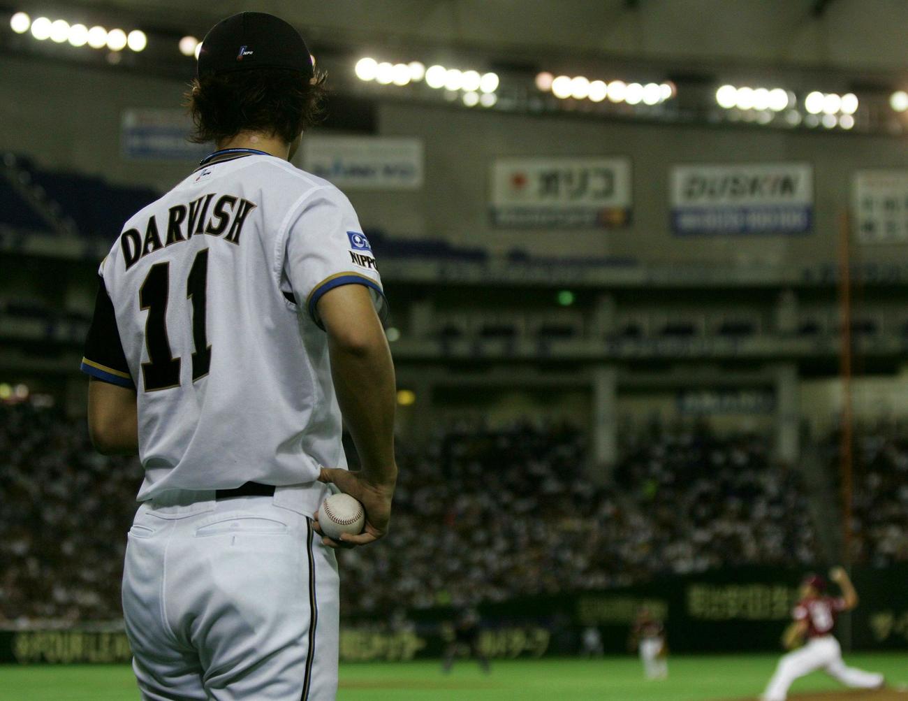 日本ハム対楽天　3回裏日本ハム2死、ベンチ前で試合を見守るダルビッシュ。右は田中（2007年9月19日撮影）