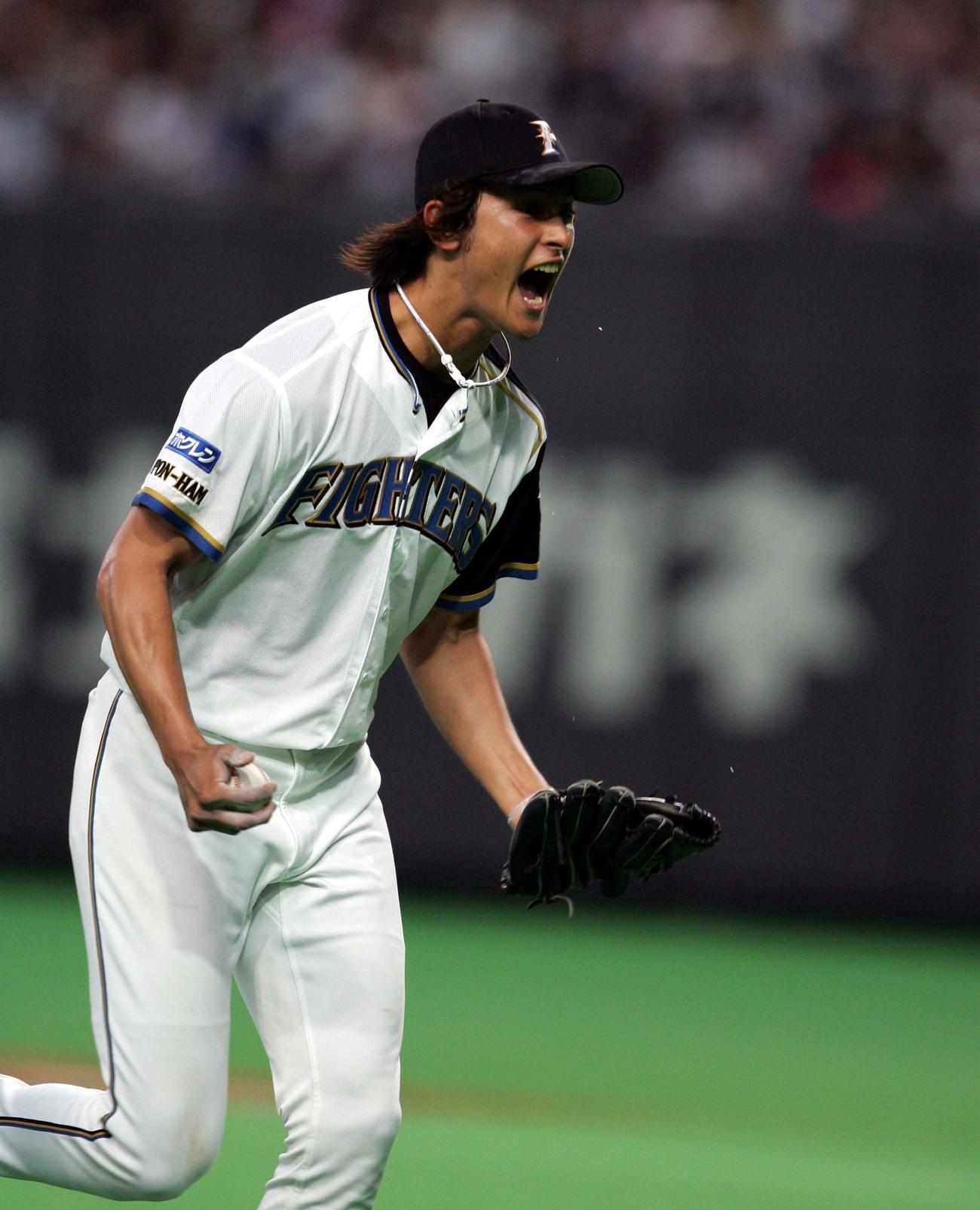 08年3月20日　ロッテ戦で西岡を三ゴロに抑え雄叫びをあげる日本ハムダルビッシュ
