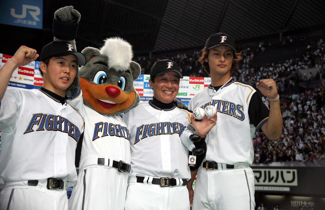 08年3月20日　初戦を勝利で飾りお立ち台で笑顔の（左から）鶴岡、B・B、梨田監督、ダルビッシュ