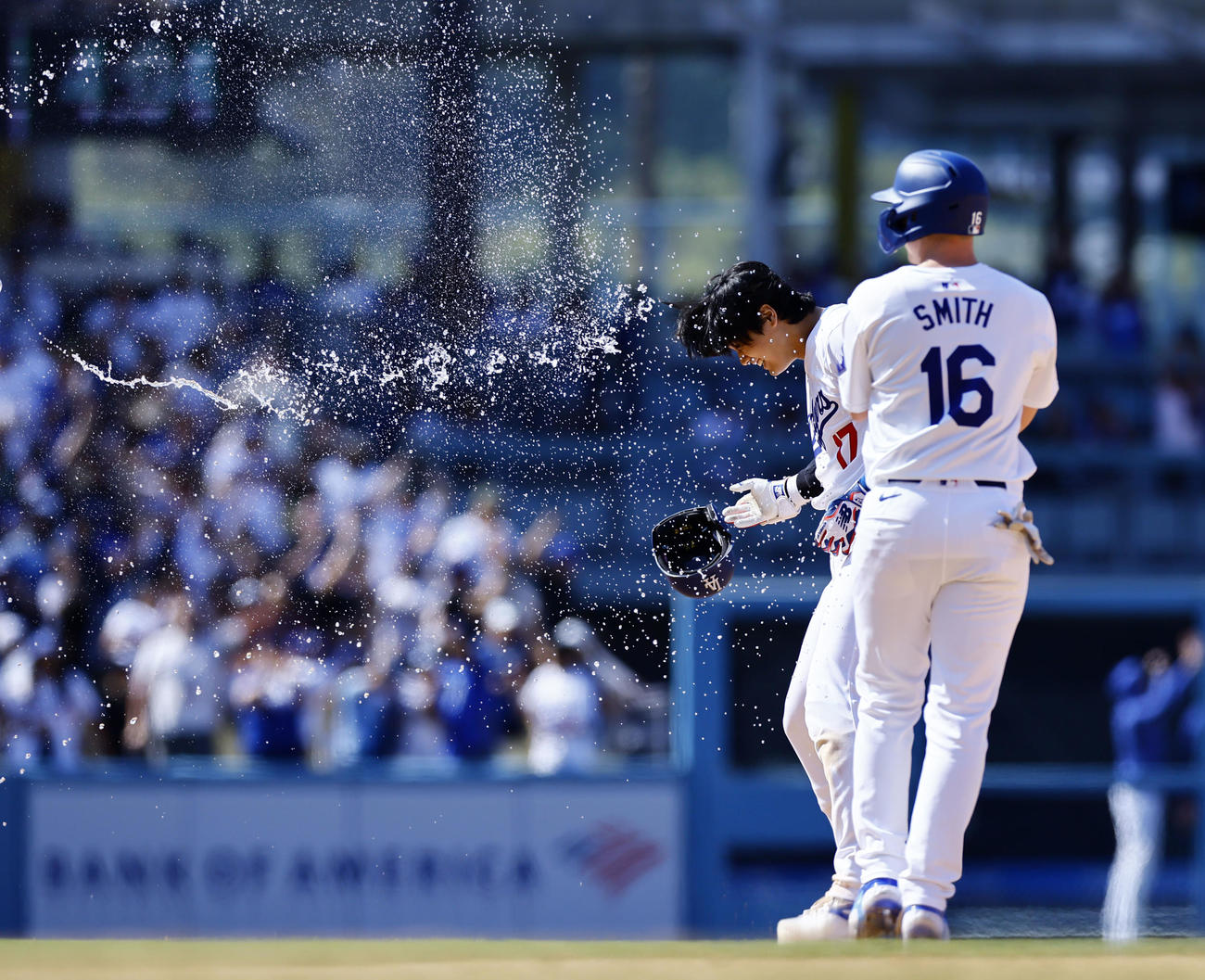 ドジャース対レッズ　10回裏ドジャース2死一、二塁、サヨナラ打を放ち、ウォーターシャワーで祝福される大谷（撮影・藤尾明華）