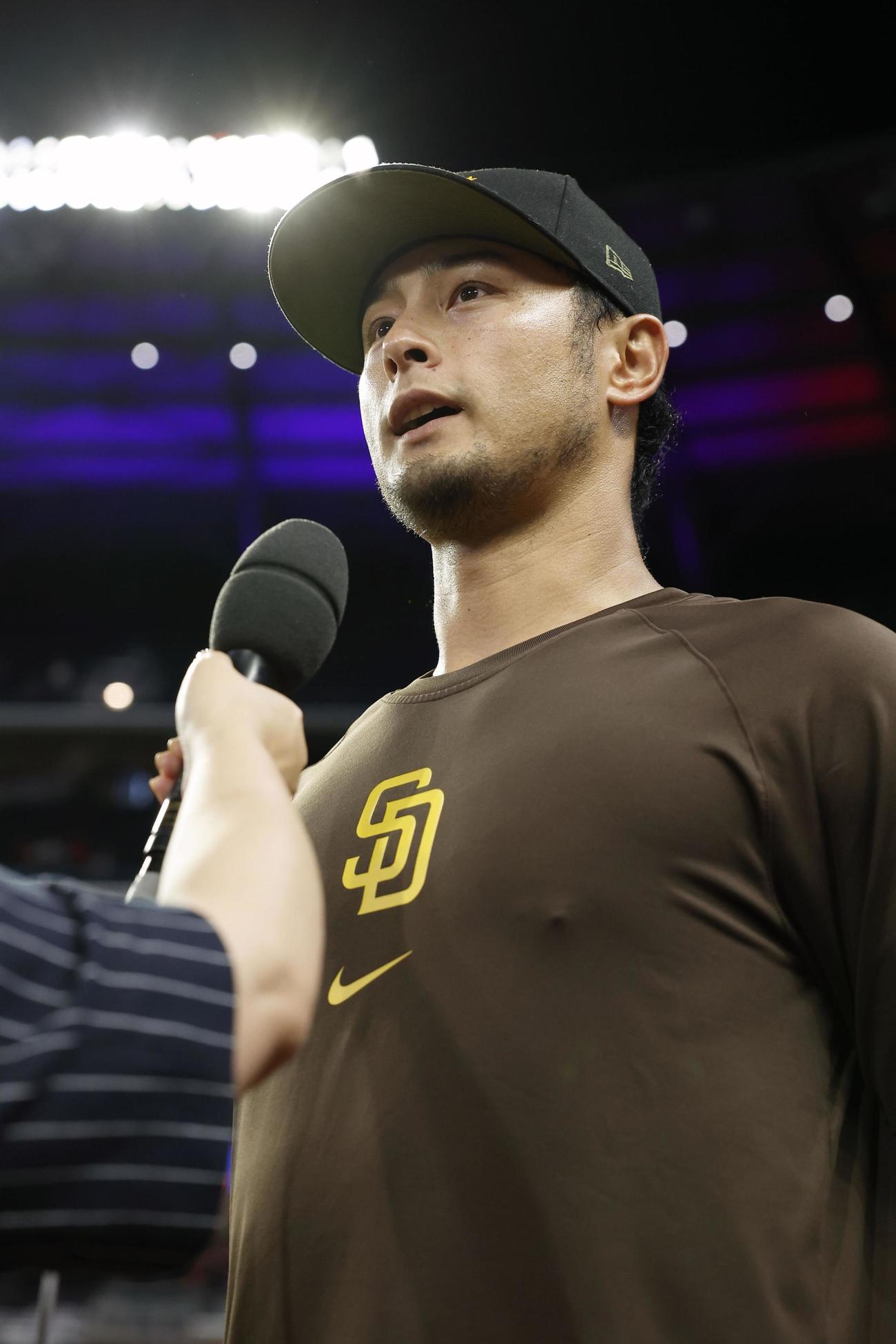 ブレーブス戦で日米通算200勝を達成し、インタビューに答えるパドレスのダルビッシュ＝アトランタ（共同）