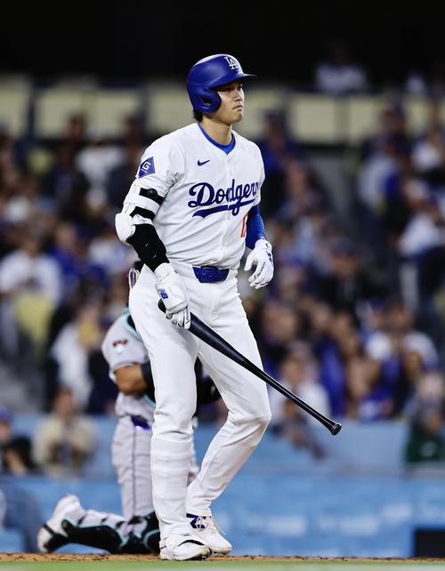 ドジャース対ダイヤモンドバックス　3回裏ドジャース無死一、二塁、四球を選ぶ大谷（撮影・藤尾明華）