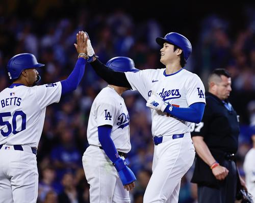 ドジャース対ダイヤモンドバックス　3回裏ドジャース無死満塁、ウィル・スミスの満塁本塁打で生還する大谷（右から2人目）（撮影・藤尾明華）