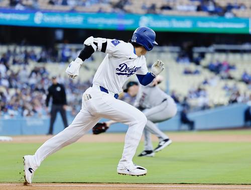 ドジャース対ダイヤモンドバックス　1回裏ドジャース1死、投前にバント安打を決める大谷（撮影・藤尾明華）