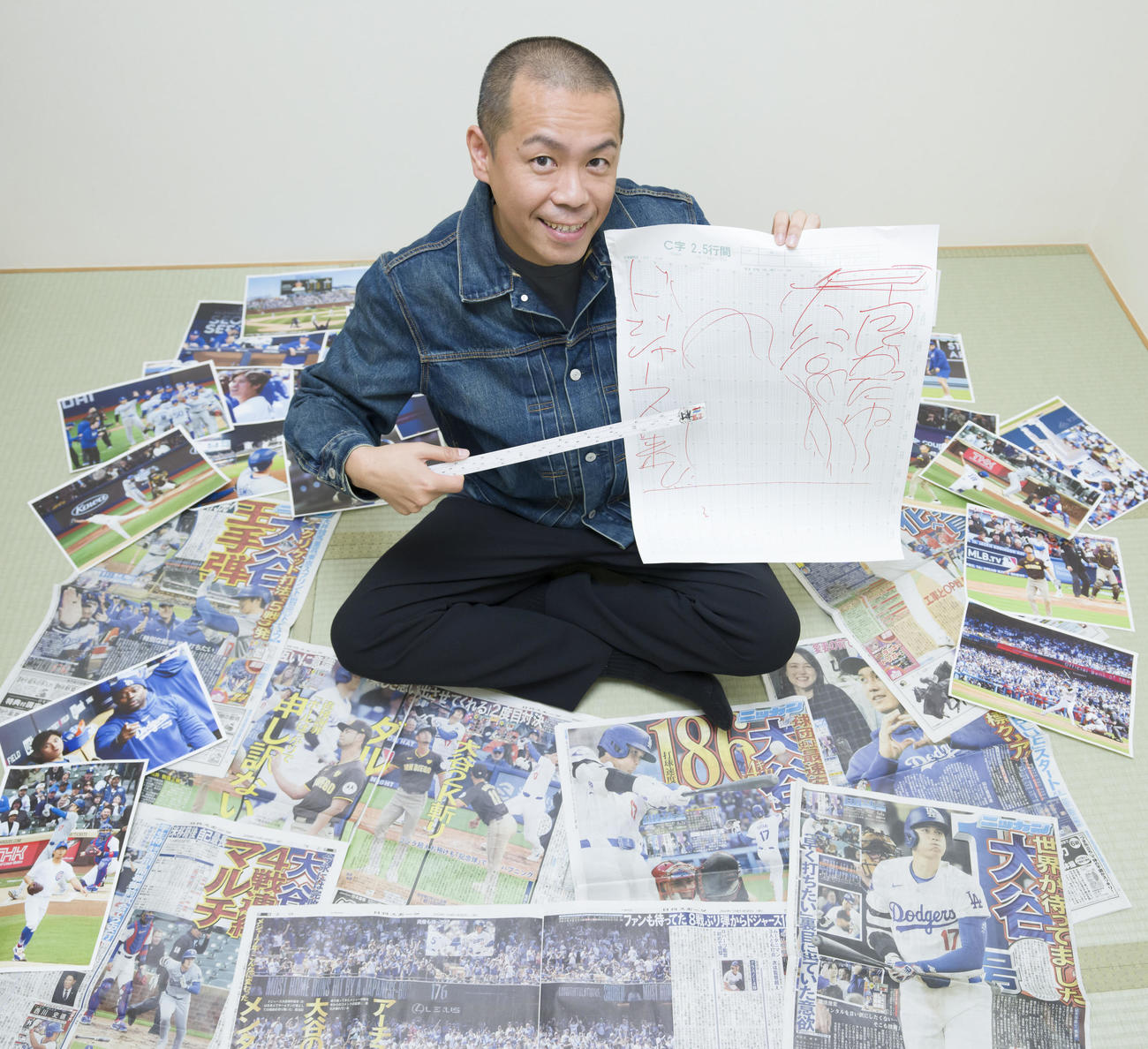 日刊スポーツ愛読者のタカアンドトシのトシは自らが考えた大谷翔平ドジャース祝優勝（仮）紙面用の見出しを手に写真に納まる（撮影・垰建太）