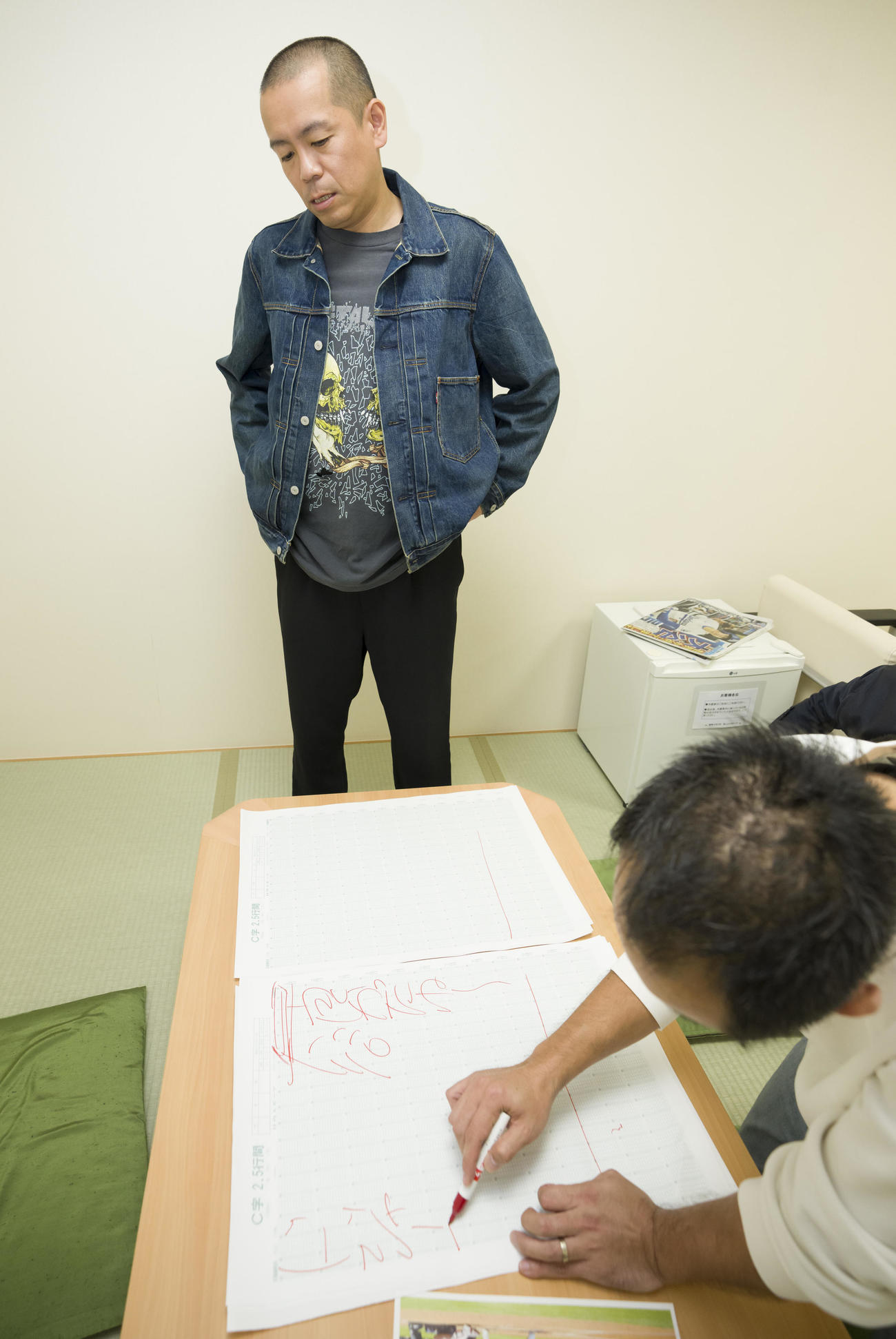 あいさつに伺った時点ですでに日刊スポーツを手に広げていたトシさん。写真撮影では、何も言わなくてもこちらの意図をくんだ表情を見せてくれたり、腕を組んでレイアウトを考えたりしてくれました。その姿は、もはや読者というよりも社内で見るデスクの姿そのものでした（撮影・垰建太）