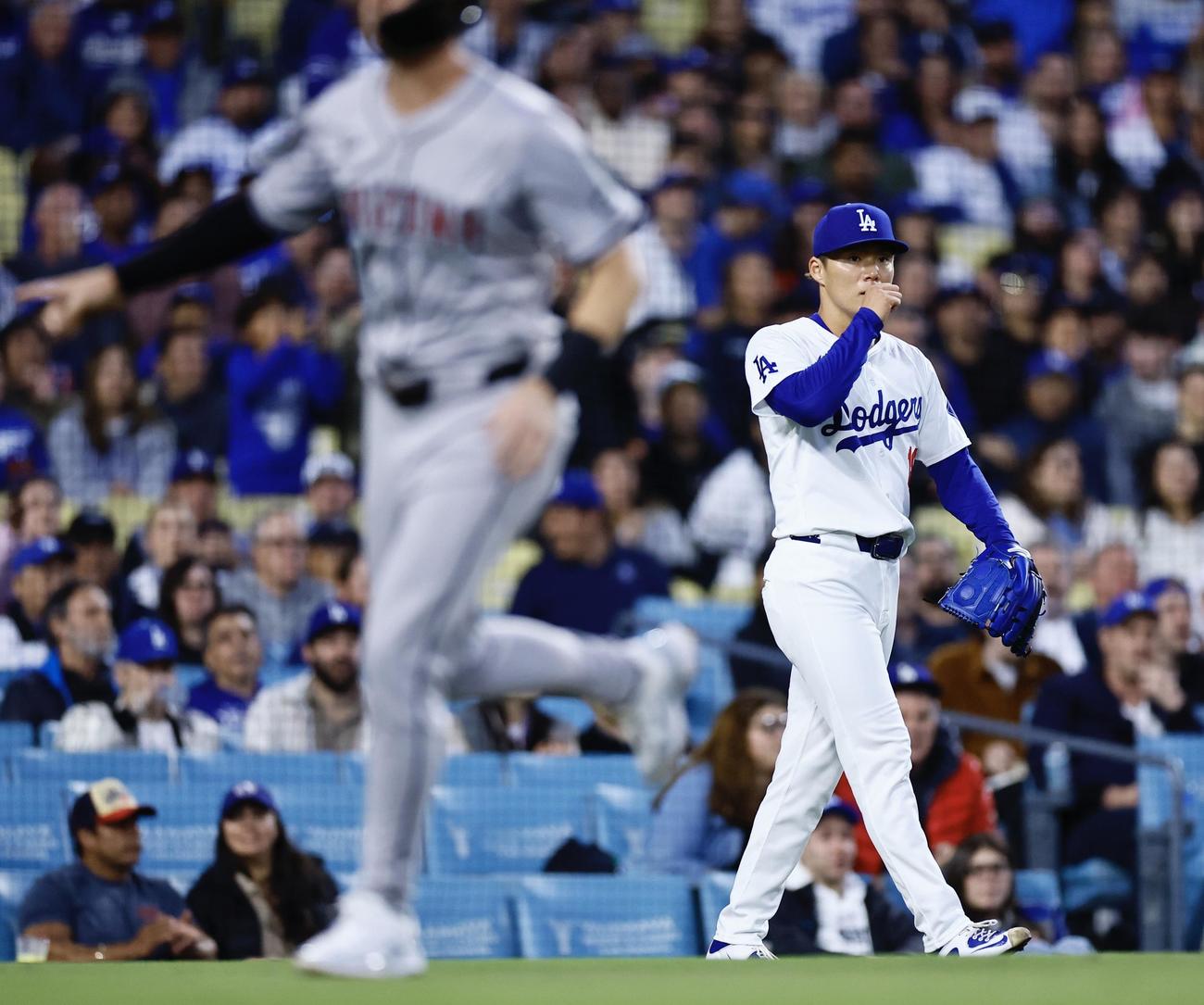 ドジャース対ダイヤモンドバックス　3回表ダイヤモンドバックス2死一、二塁、ピダーソンに先制適時打を許した山本由伸（撮影・藤尾明華）
