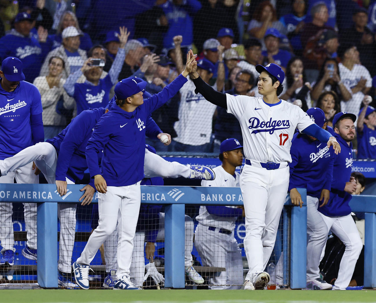 ドジャース対ダイヤモンドバックス　ダイヤモンドバックスに勝利し、タッチを交わすドジャース山本（左）と大谷（撮影・藤尾明華）