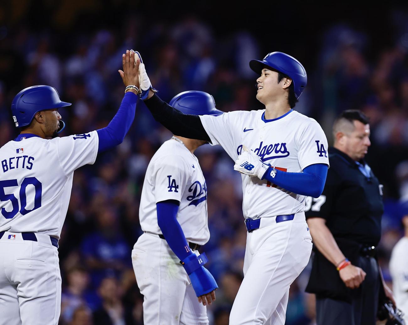 ドジャース対ダイヤモンドバックス　3回裏ドジャース無死満塁、ウィル・スミスの満塁本塁打で生還する大谷（右から2人目）（撮影・藤尾明華）