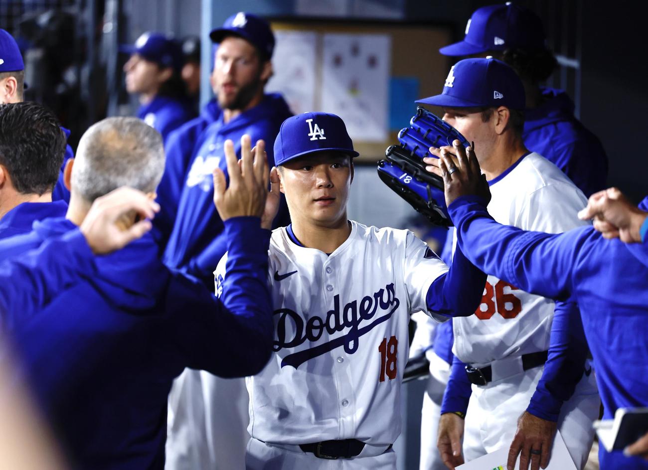 ドジャース対ダイヤモンドバックス　7回途中、降板しベンチで迎えられるドジャース山本（撮影・藤尾明華）