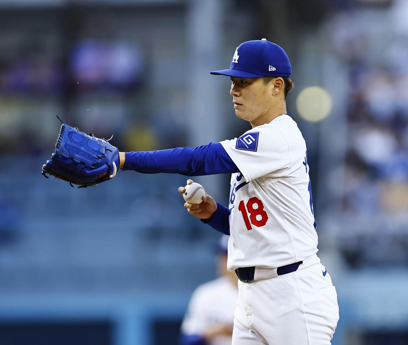 ドジャース対ダイヤモンドバックス　1回、マウンドで虫を追い払うドジャース山本（撮影・藤尾明華）