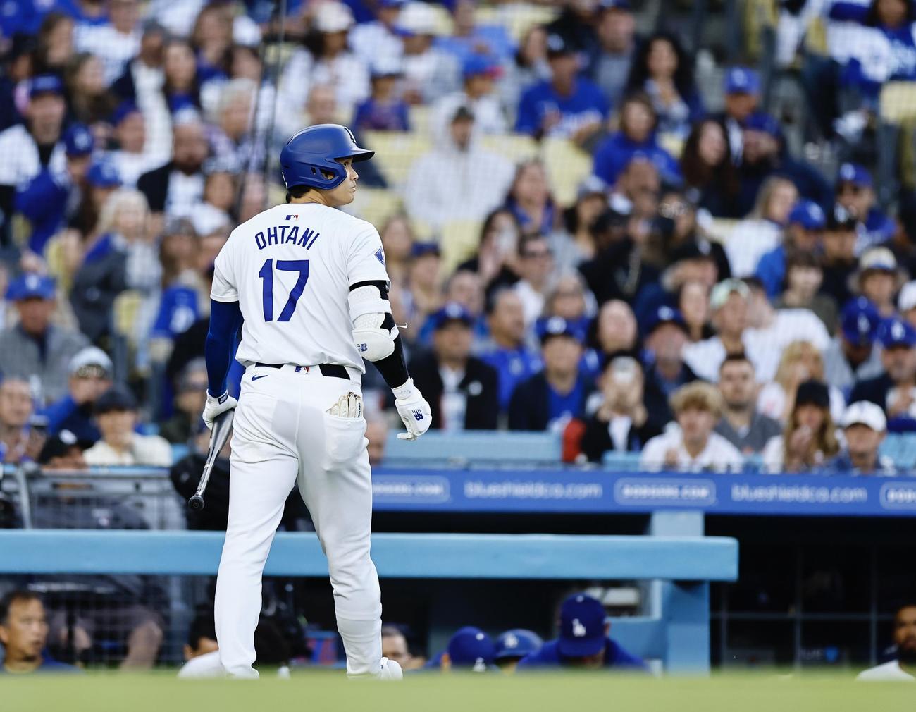 ドジャース対ダイヤモンドバックス　1回裏ドジャース無死一塁、空振り三振に倒れベンチに戻る大谷翔平（撮影・藤尾明華）
