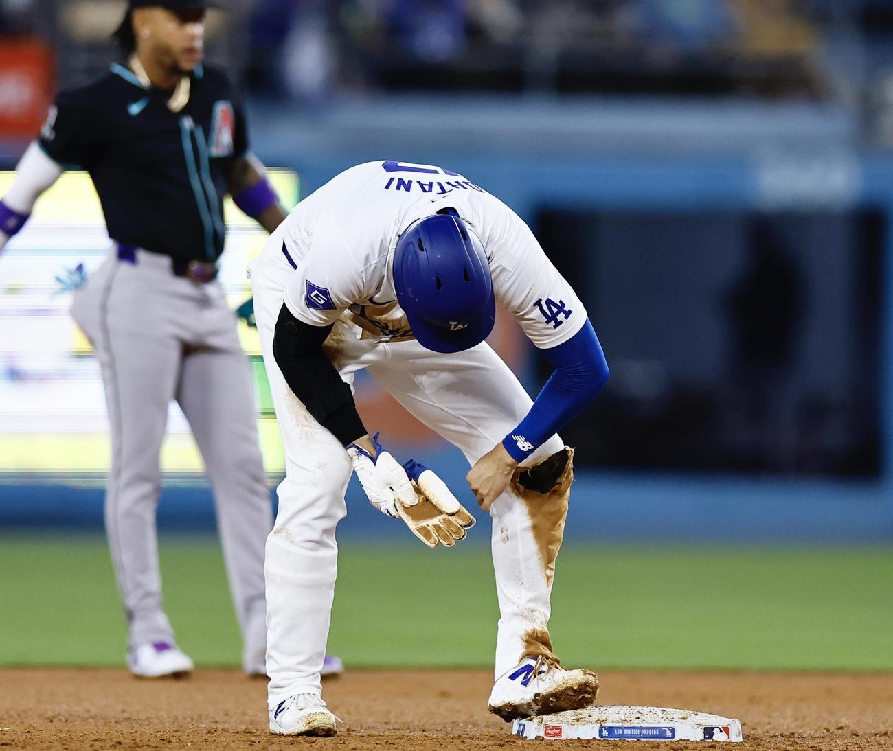 ドジャース対ダイヤモンドバックス　6回裏ドジャース1死二塁、打者フレディ・フリーマンのとき二盗を決め、破れたユニホームを気にする大谷（撮影・藤尾明華）