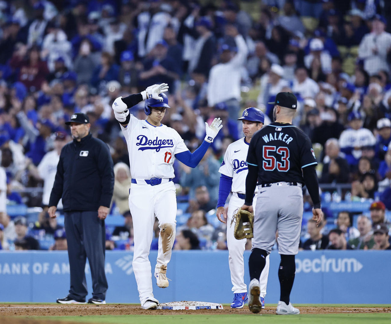 ドジャース対ダイヤモンドバックス　6回裏ドジャース1死三塁、右前適時打を放ちポーズをとる大谷（撮影・藤尾明華）