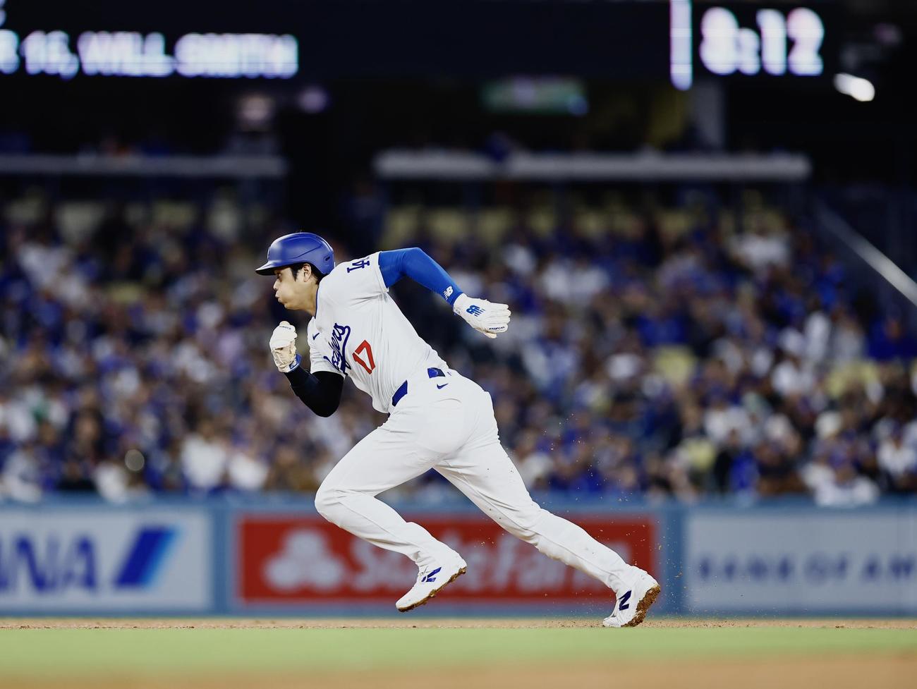 ドジャース対ダイヤモンドバックス　4回裏ドジャース1死二塁、打者スミスのとき三盗を決める大谷（撮影・藤尾明華）