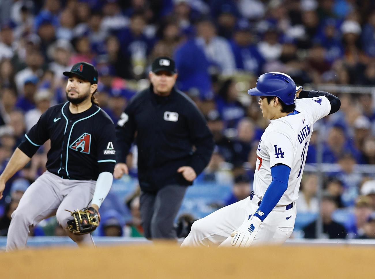 ドジャース対ダイヤモンドバックス　4回裏ドジャース1死二塁、打者ウィル・スミスのとき三盗を決め、相手悪送球で生還する大谷翔平（撮影・藤尾明華）