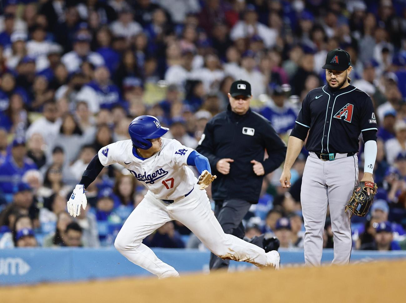 ドジャース対ダイヤモンドバックス　4回裏ドジャース1死二塁、打者ウィル・スミスのとき三盗を決め、相手悪送球で生還する大谷翔平（撮影・藤尾明華）
